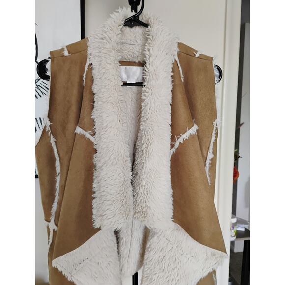 Beige Faux Suede, Lined With Faux Fur Vest. Hip Hop. Hippie. Trendy. Y2K. 90s. - Picture 2 of 6